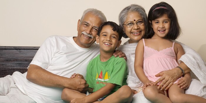 एकत्र कुटुंब पद्धतीमुळे मुलांना चुलत भावंडं, काका-काकी, आजोबा-आजी यांच्याबरोबर राहण्याची आणि त्यांचा प्रेम मिळवण्याची संधी मिळते. यामुळे मुलांना मोठ्यांचं संस्कार मिळतात. त्यांच्यावर सर्वांचा आदर करण्याचे संस्कार होतात. 