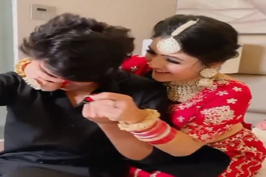 नवरीला लाजला नवरदेव