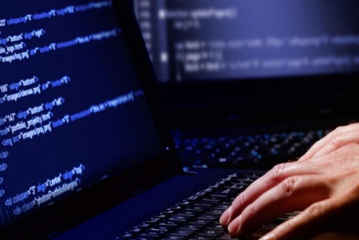 मोबाईल आणि इंटरनेट वापरताना नेहमी आपला पर्सनल मोबाईल आणि लॅपटॉपचाच वापर करावा. तुमच्या पर्सनल डिव्हाईसवरुनच सोशल मीडिया अकाउंट्स लॉगइन (Social Media Account Login) करा. प्रत्येक वापरानंतर ते लॉगआउट करा.