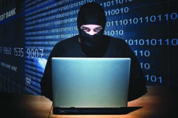 सर्व सोशल मीडिया अकाउंट्सला Two-Factor Authentication ऑन ठेवा. नेहमी एक स्ट्राँग पासवर्ड (Strong password) ठेवा. ऑनलाईन प्रायव्हसी आणि सेफ्टी आणि फायनेंशियल स्टेटमेंट्सवर लक्ष द्या.