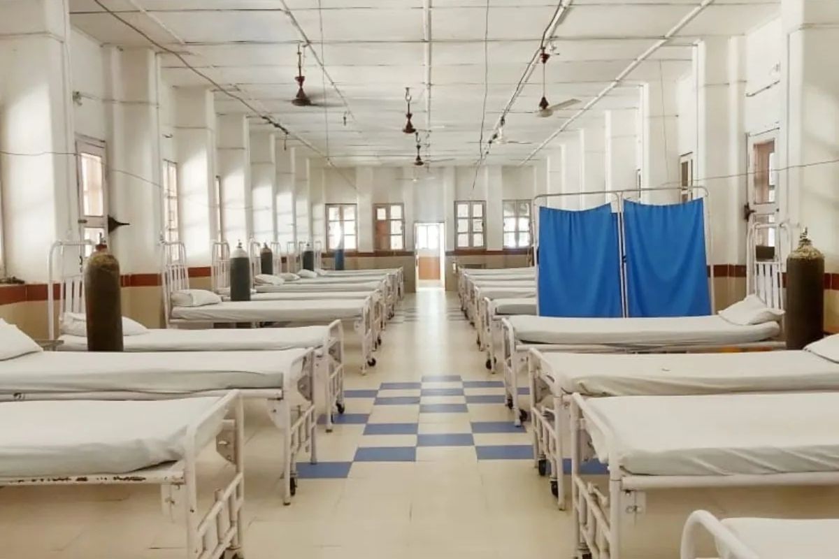 सध्या मुंबईत 2255 सक्रिय रुग्ण असून यातील केवळ पाचशे रुग्ण मुंबईतील विविध कोविड रुग्णालयात उपचार घेत आहेत.