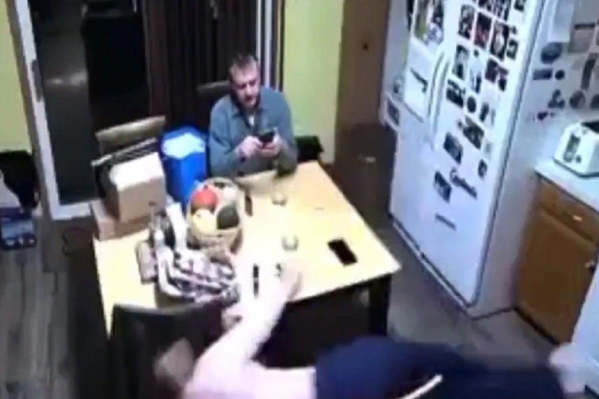 बायकोसोबत असं अपेक्षित नव्हतं; मोबाईलवेड्या नवऱ्याचा प्रताप CCTV मध्ये कैद