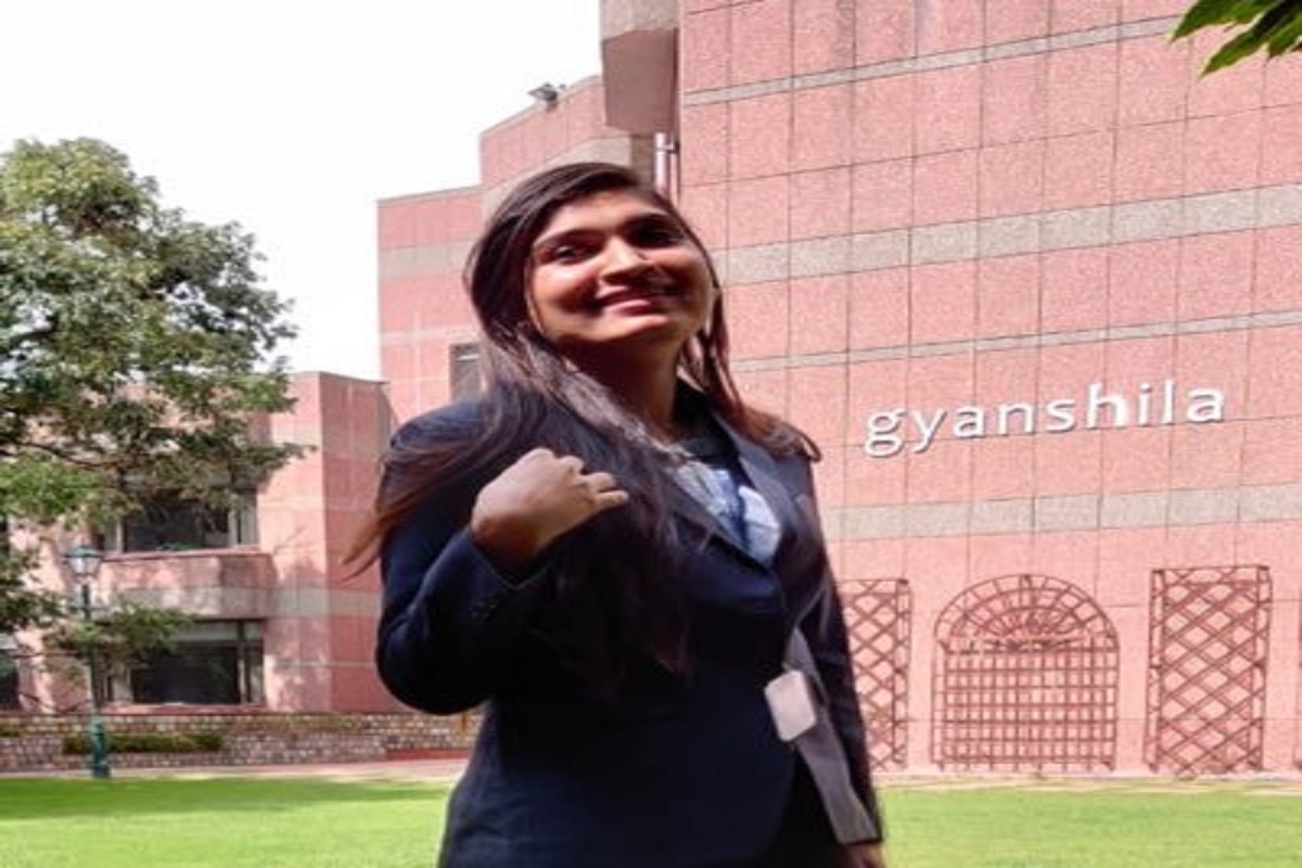 नम्रता विद्यार्थ्यांना जिद्दीने अभ्यास करण्याचा सल्ला देतात.