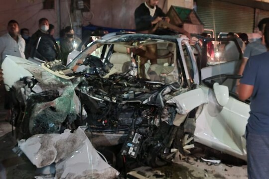 या अपघातात तीन तरुणींसह चार तरुणांचा दुर्दैवी मृत्यू (7 died) झाला आहे. 