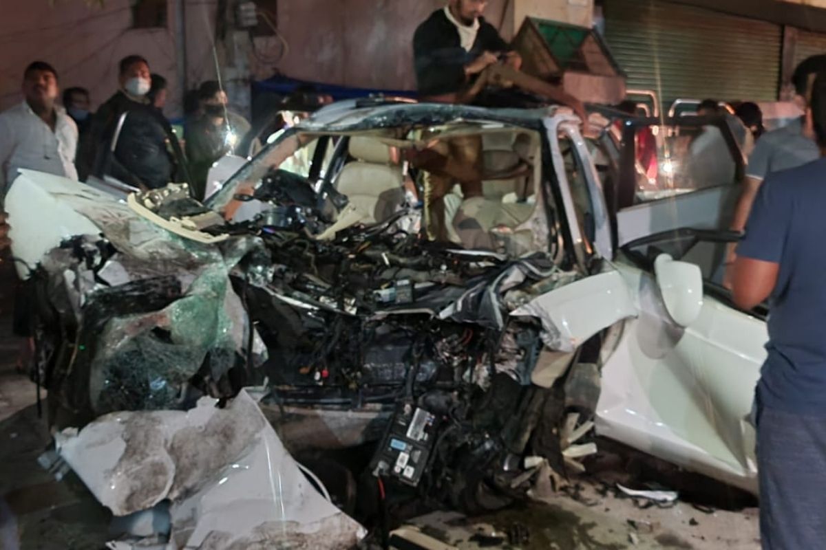 या अपघातात तीन तरुणींसह चार तरुणांचा दुर्दैवी मृत्यू (7 died) झाला आहे.