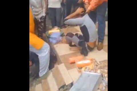 बांगड्या विकण्याचं कारण पुढे करत, महिलांची छेड काढल्याचा आरोप या व्यक्तीवर करण्यात आला आहे. या व्हिडीओवरुन काँग्रेसने आता मध्य प्रदेश सरकारवर निशाणा साधला आहे.