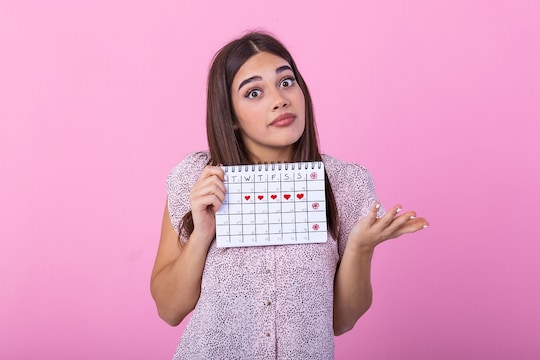 या गोळ्या आपल्या मासिक पाळीच्या सायकलवर काम करत असतात. या गोळ्या ओव्युलेशन थांबवतात किंवा पुढे नेऊ शकता. त्यामुळेच प्रेग्नन्सी रोखू शकतात. प्रेग्नन्ट महिलांनी या गोळ्यांचा वापर करू नये. 