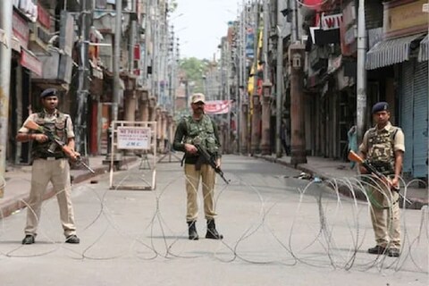 जम्मू काश्मीरमध्ये (Jammu- Kashmir) स्वातंत्र्य दिवसाच्या एक दिवस आधी दहशतवादी हल्ल्याचा मोठा कट सुरक्षा यंत्रणांनी उधळून लावला आहे. जैश ए मोहम्मद (Jaish-e-Mohammed) या दहशतवादी संघटनेच्या 4 अतिरेक्यांना (Terrorist) अटक करण्यात आली आहे. 