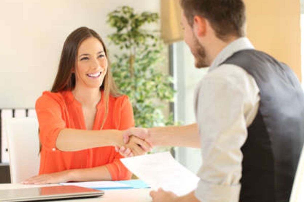 तुम्हीही वारंवार जॉब बदलता का? यामुळे तुमच्या प्रोफाईलचं होऊ शकतं 'हे' मोठं नुकसान