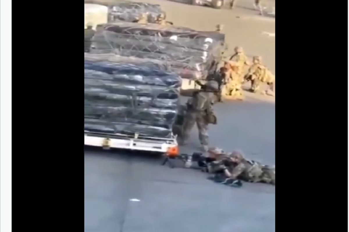 काबूल एअरपोर्टवर अंदाधुंद गोळीबाराचा LIVE VIDEO समोर; देश सोडण्याची धडपड सुरू असताना अमेरिकन सैन्याचा गोळाबार