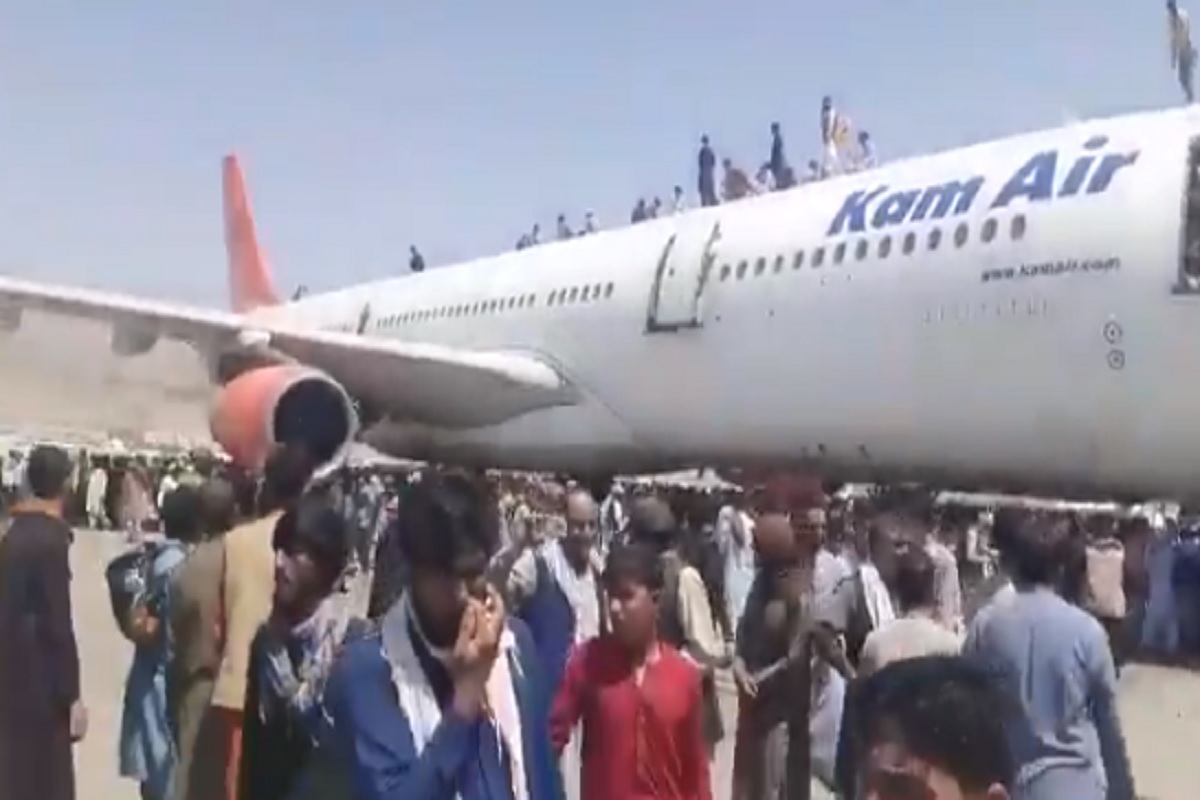 अफगाणिस्तानातील धक्कादायक VIDEO, देशातून बाहेर पडण्यासाठी विमानाच्या टपावर चढले अफगाणी