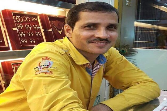  किशोर जैन (kishor jain) हे दुकानात प्रवेश करत असताना आरोपींनी गिऱ्हाईक असल्याची बतावणी करत दुकानात प्रवेश केला.