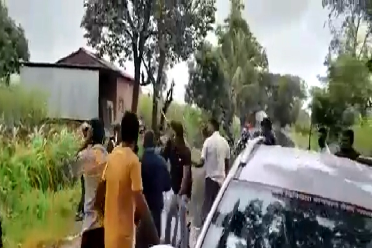 कोल्हापुरात वरातीत नाचताना धक्का लागल्याचा राग मनात धरुन तरुणाला टोळक्याकडून बेदम मारहाण, Watch Video