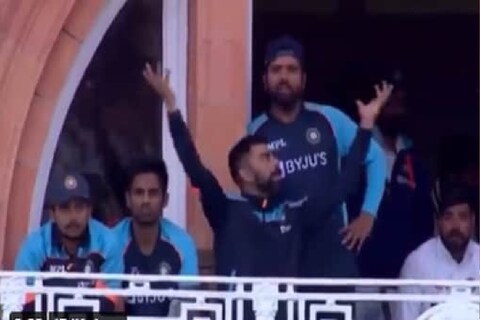 चौथ्या दिवसाच्या शेवटी ऋषभ पंत खेळताना पाहून कॅप्टन विराट कोहली (Virat Kohli) आणि रोहित शर्मा (Rohit Sharma) चांगलेच नाराज झाले होते. त्यांच्या नाराजीचा व्हिडीओ व्हायरल (Video Viral) झाला आहे.