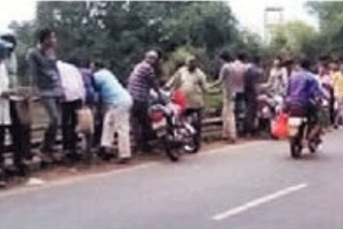 Kolhapur: महिलेची हिरण्यकेशी नदीत उडी घेत आत्महत्या; एका गाठोड्यामुळे झाला घटनेचा उलगडा Kolhapur: महिलेची हिरण्यकेशी नदीत उडी घेत आत्महत्या; एका गाठोड्यामुळे झाला घटनेचा उलगडा