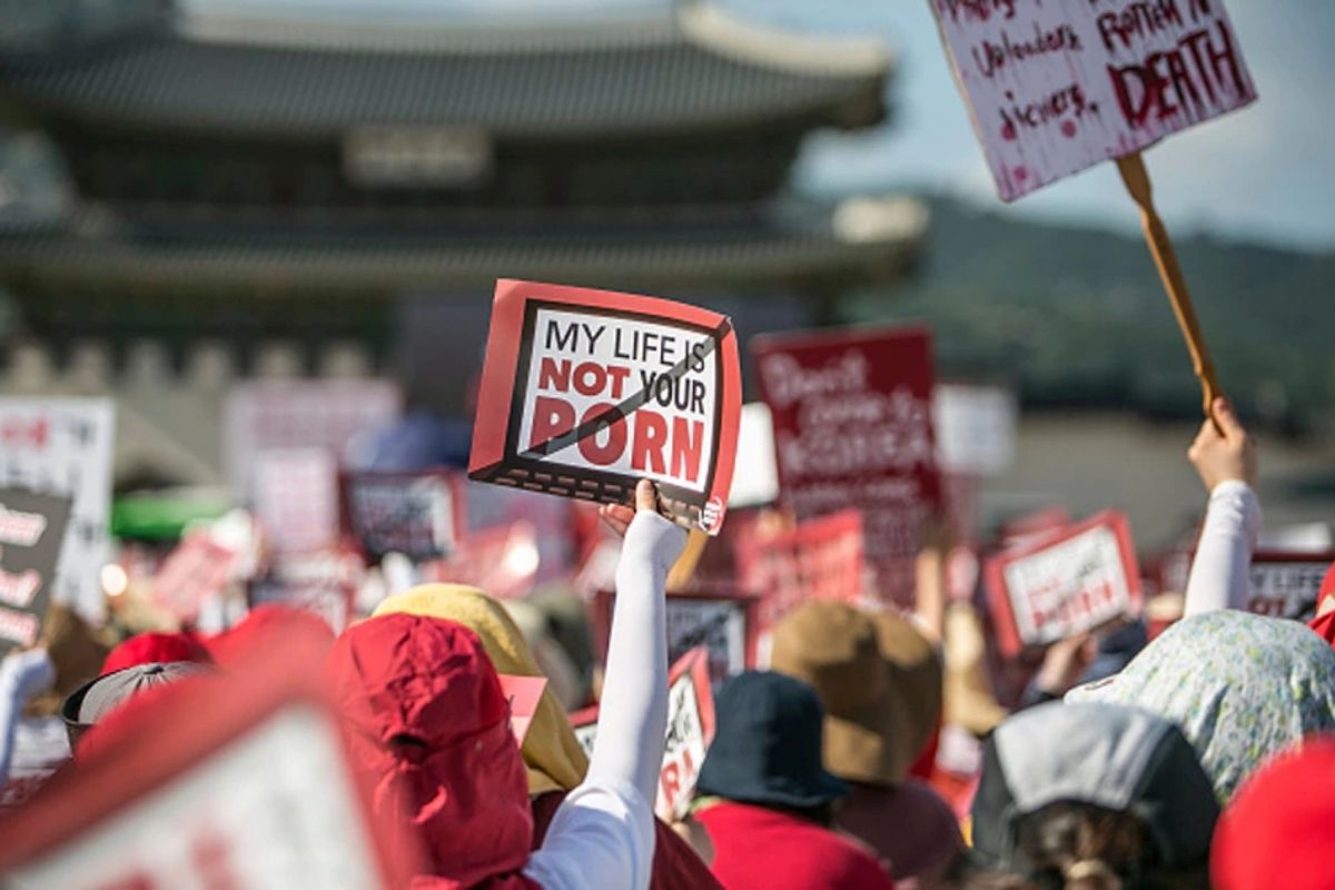 Semen Terrorism : आवडत्या तरुणीच्या कॉफीच्या कपात टाकलं वीर्य; 'या' देशात महिलांना केलं जातय टार्गेट