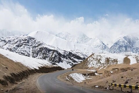 तुम्ही घरी राहून कंटाळलेले आहात आणि छानशी ट्रीप करावी असं तुमच्या मनात आलं असेल तर भारतीय रेल्वे (Indian Railways) लेह-लडाखसह (Leh-Ladakh) 6 ठिकाणी फिरण्याची संधी उपलब्ध करून दिली आहे. 