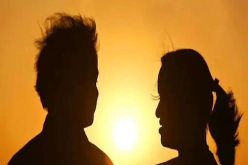 पतीच्या भयंकर कृत्यानं औरंगाबाद हादरलं; पत्नीसमोरच चिरला स्वत:चा गळा, समोर आलं कारण पतीच्या भयंकर कृत्यानं औरंगाबाद हादरलं; पत्नीसमोरच चिरला स्वत:चा गळा, समोर आलं कारण