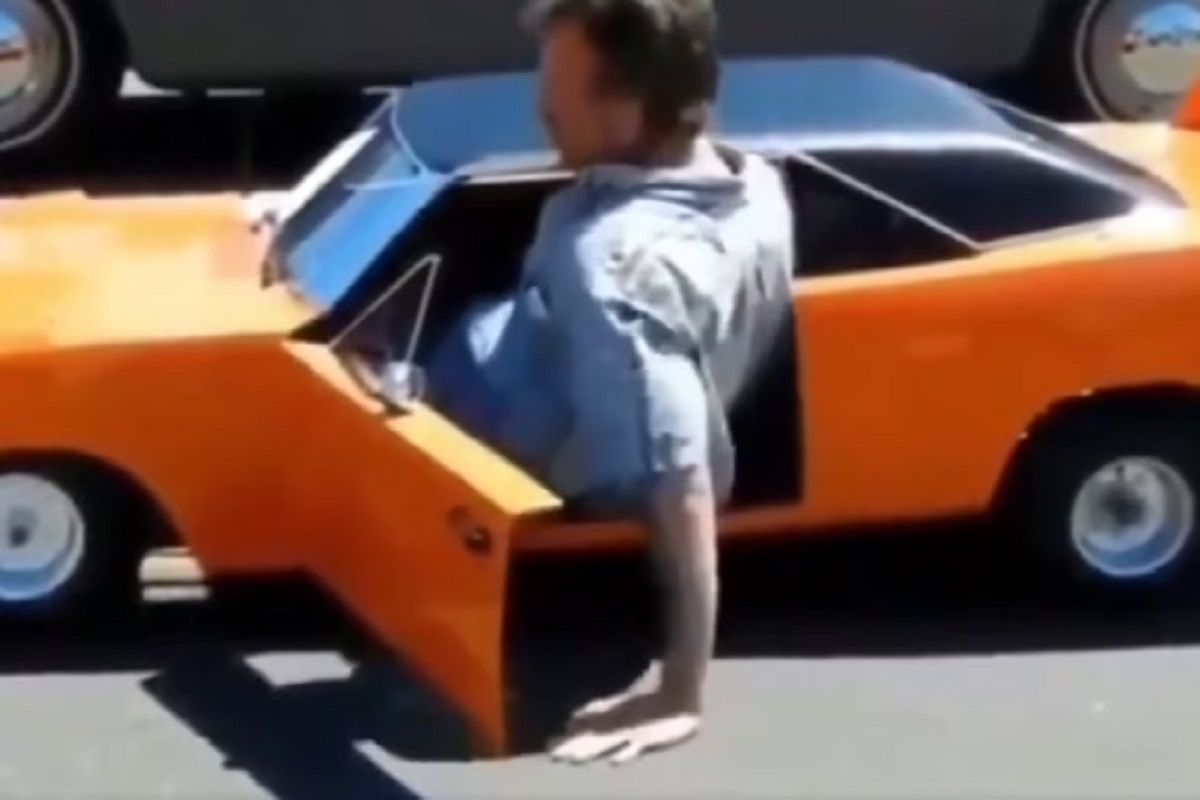 मानलं बुवा याला! बसणंही अशक्य एवढ्याशा कारमध्ये चक्क ड्रायव्हिंग केलं; पठ्ठ्याने कशी केली कमाल पाहा VIDEO