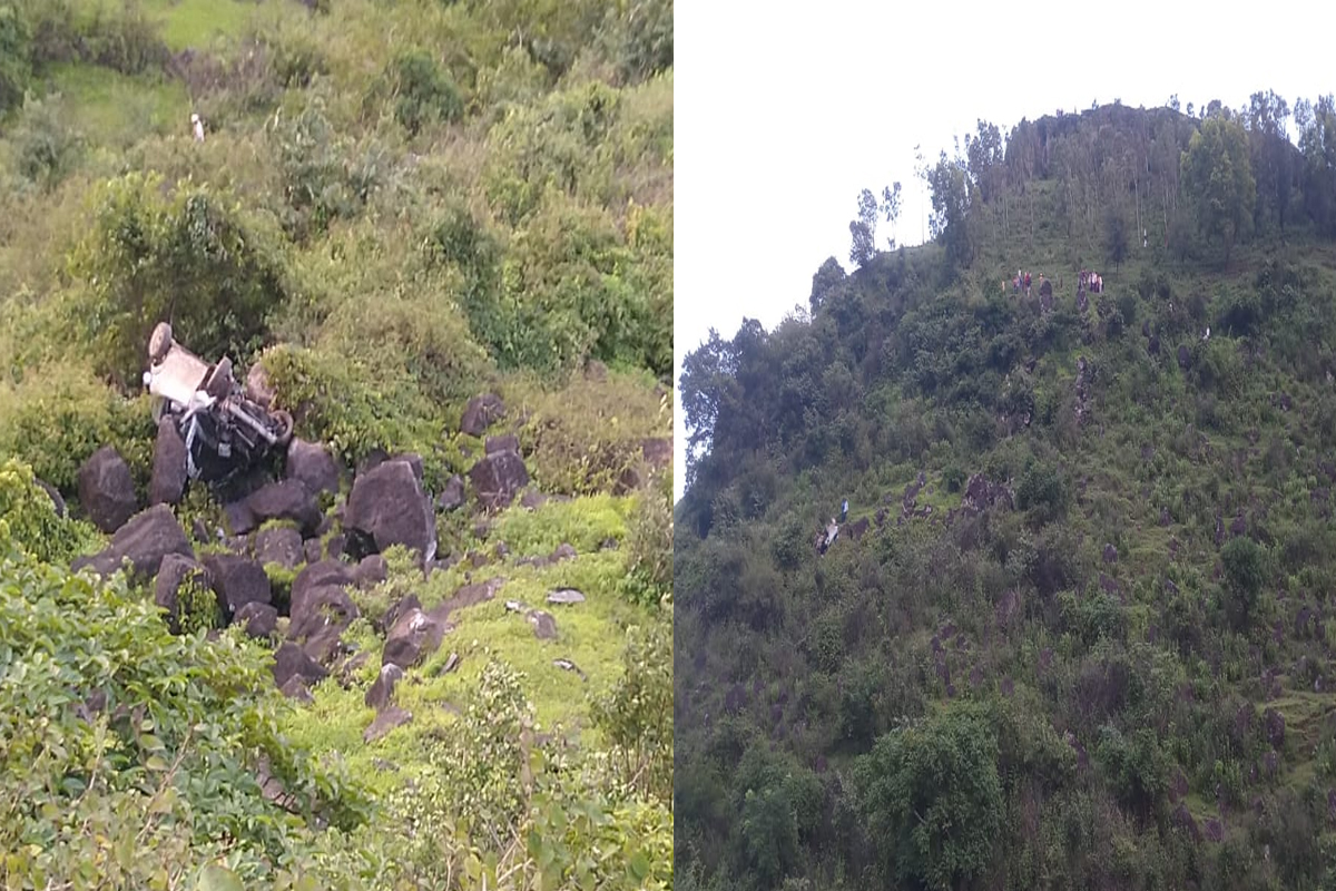 इचलकरंजी येथील रहिवासी असलेले पर्यटक आपल्या कारने मसाई पठारावर फिरण्यासाठी आले होते. मात्र, घाटात अंदाज चुकल्यामुळे कार खोल दरीत कोसळली.