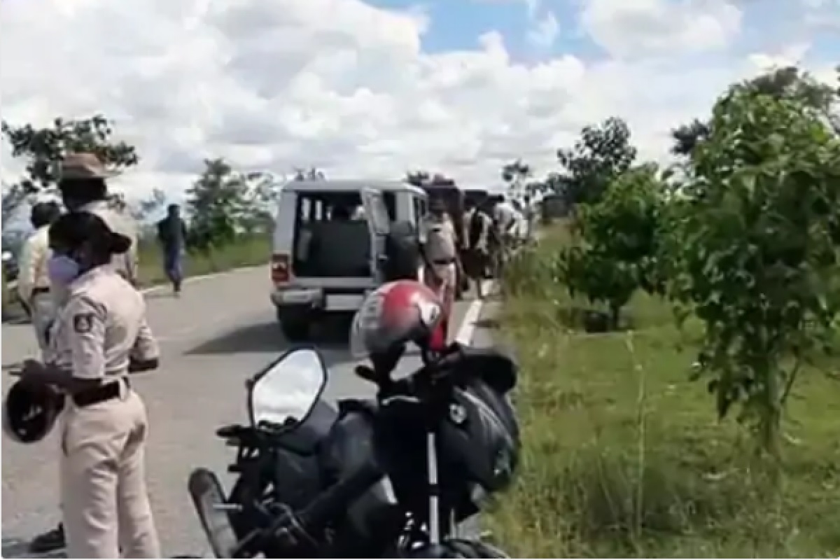 भयंकर! पैसे देण्यास नकार दिल्यामुळे पर्यटक तरुणीवर सामूहिक बलात्कार, बॉयफ्रेंडलाही जबर मारहाण