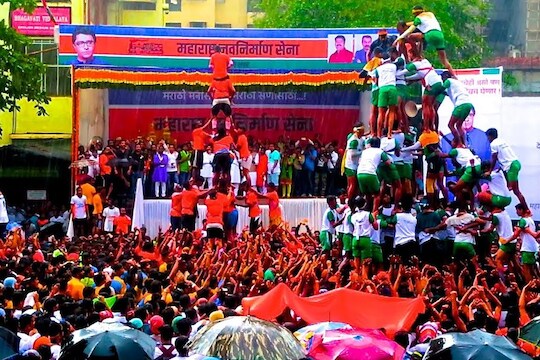   तर कितीही नोटीसा आल्या तरी मनसे दहीहंडी उत्सव साजरा करण्यावर ठाम आहे असा पुर्नरुच्चार देखील बाळा नांदगावकर यांनी केला. 