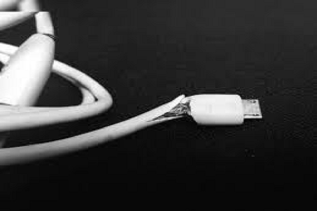 खराब म्हणून फेकून देऊ नका! Mobile charging cable चा करू शकता असा वापर