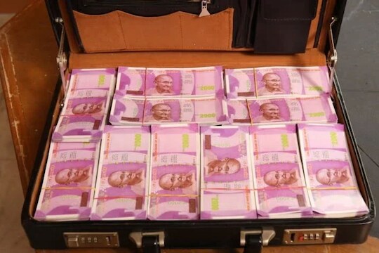 सोशल मीडियातून ओळख झालेल्या मित्रानं अकोल्यातील एका निवृत्त अधिकाऱ्याची तब्बल 56 लाख रुपयांची फसवणूक केली आहे. (File photo -Shutterstock)