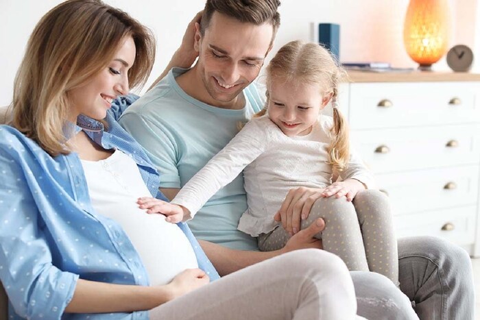 ज्या पालकांना एकापेक्षा जास्त मुलं हवी आहेत अशा पालकांना अनेक अनुभवांमधून जावं लागतं. दोन मुलांमध्ये जास्त अंतर नसावं अशी पालकांची भूमिका असते. कारण त्यामुळे मुलांचं संगोपन करणं सोपं जातं शिवाय लहान मुलं एकमेकांना सांभाळून घेतात.