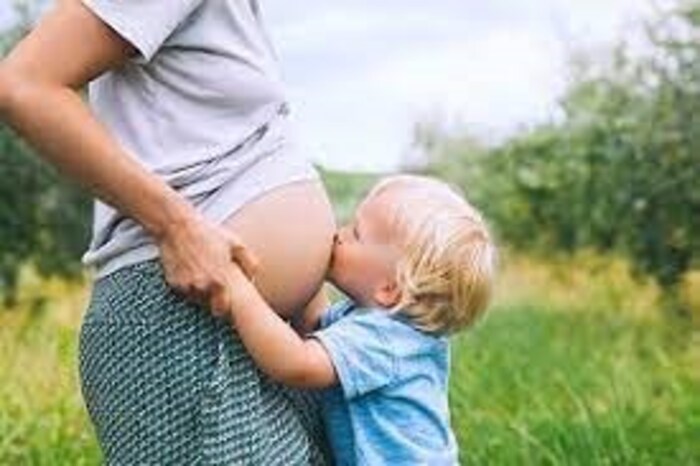 डॉक्टरांच्या मते दोन मुलांमध्ये किती अंतर असावं हे पालकांच्या वयाप्रमाणे त्यांच्या आर्थिक परिस्थितीवर देखील अवलंबून असतं. 18 महिन्याचं अंतर नसेल तर, पहिलं मूल देखील दुसऱ्या मुलाच्या जन्मावेळी लहान असतं. अशा वेळेस दोन्ही मुलांना सांभाळणं आव्हानात्मक ठरू शकतं. त्यामुळे बाळाच्या जन्माबरोबर संगोपनामध्ये देखील अडचणी येऊ शकतात अशा पालकांवर अति ताण वाढू शकतो.