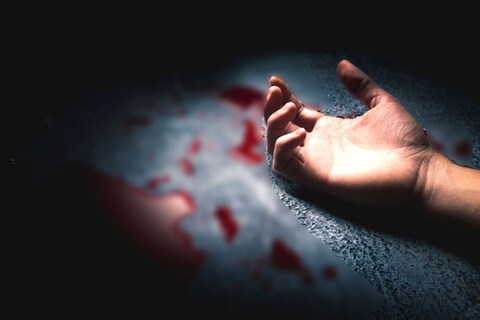 केवळ एका बिडीवरून झालेल्या वादानंतर नशेबाज आरोपीनं (Drug addict murdered a vegetable vendor just for sake of bidi) महिलेवर धारदार शस्त्रांनी वार करून तिचा खून केला आहे.