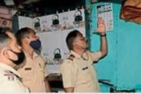 आई दरवाजा उघडत नसल्यानं चिमुकलीनं गाठलं पोलीस ठाणं; 5 वर्षीय लेकीमुळे वाचले माऊलीचे प्राण आई दरवाजा उघडत नसल्यानं चिमुकलीनं गाठलं पोलीस ठाणं; 5 वर्षीय लेकीमुळे वाचले माऊलीचे प्राण