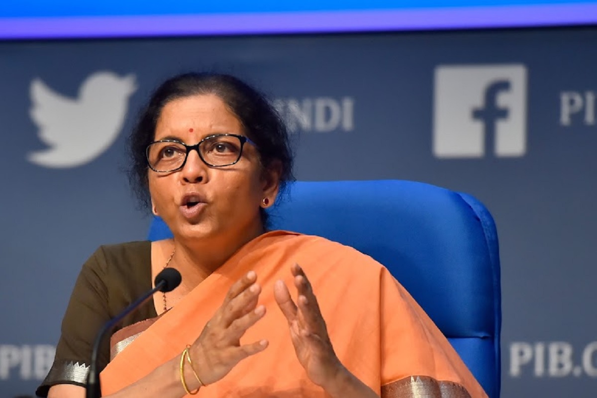 देशाच्या पहिला महिल्या संरक्षण मंत्री होण्याव्यतिरिक्त सीतारामन पेशाने एक अर्थशास्त्रज्ञ आणि समाजसेविका आहेत. त्यांचे वडील नारायण सीतारामन भारतीय रेल्वेमध्ये कार्यरत होते. वडील रेल्वेत असल्यामुळे सीतारामन यांचे बालपण विविध राज्यांमध्ये गेले आहे.