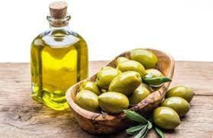 कांद्याचं तेल आणि ऑलिव्ह ऑईल यांचं मिश्रण सफेद केसांची समस्या संपवेल. एका भांड्यात 1 मोठा चमचा कांद्याचं तेल घ्या. त्यात 1 चमचा ऑलिव्ह ऑईल टाका. 