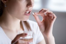 Contraceptive Pill मुळे टाळता येते प्रेग्नन्सी; पण गोळ्या घेण्यापूर्वी दुष्परिणामांचीही तयारी ठेवा