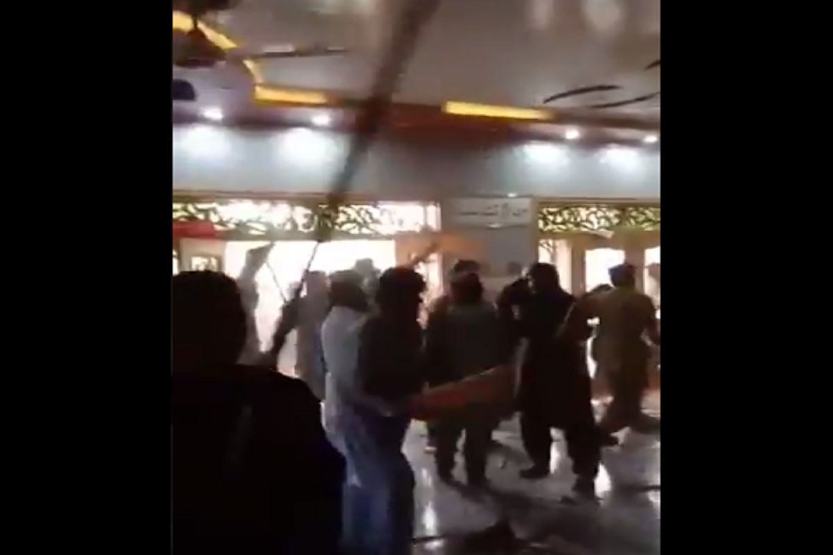 पाकिस्तानात समाजकंटकांकडून गणपती मंदिरात तोडफोड, VIDEO सोशल मीडियावर व्हायरल