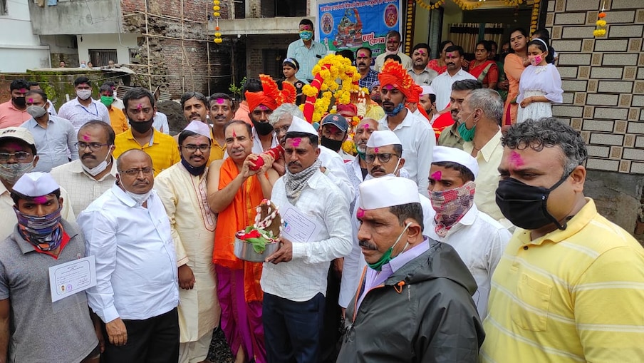 पालखी मंदिरात पोहोचल्यानंतर केवळ 5 मानकऱ्यांना पूजेसाठी परवानगी देण्यात आली होती. 