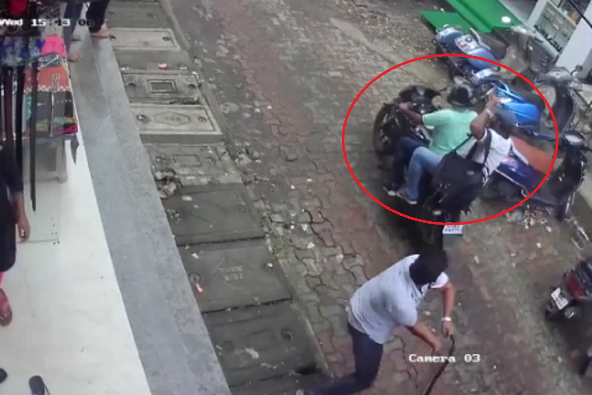 VIDEO: नवी मुंबईत दिवसाढवळ्या लुटमार, बंदुकीचा धाक दाखवत 70 लाखांच्या सोन्याने भरलेली बॅग केली लंपास