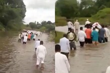 VIDEO:अंत्यसंस्कारासाठी पार करावी लागते नदी,रस्त्यांच्या दुरावस्थेचं भीषण वास्तव VIDEO:अंत्यसंस्कारासाठी पार करावी लागते नदी,रस्त्यांच्या दुरावस्थेचं भीषण वास्तव