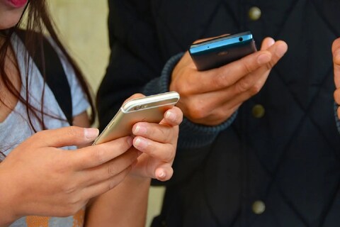 मोबाईल नंबर, IMEI नंबर, डिव्हाईस ब्राँड, कंपनी, फोन खरेदीचं इनव्हॉईस, फोन हरवल्याची तारीख इथे भरावी लागेल. त्याशिवाय राज्य, जिल्हा, फोन चोरी झाल्याची जागा, कम्प्लेंट नंबर, FIR कॉपी अपलोड करावी लागेल.