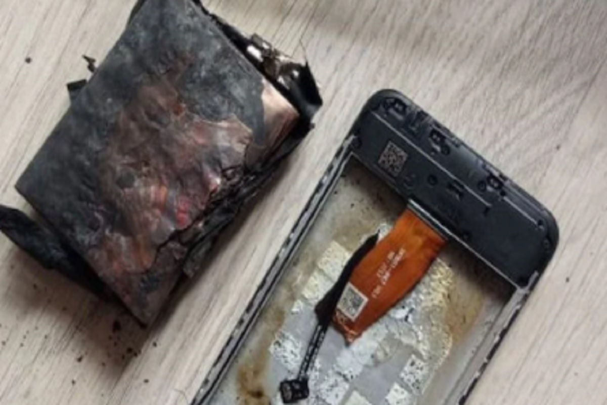 हातातच झाला Samsung Galaxy फोनचा ब्लास्ट, एका ठिणगीने संपूर्ण घर जळून खाक