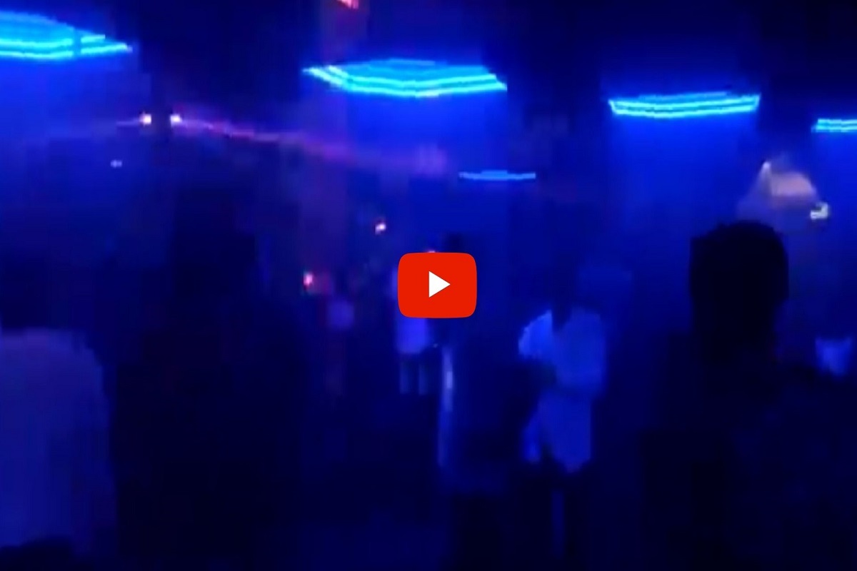 कोरोना नियमांचं उल्लंघन करत पुण्यात बारमध्ये तरुण-तरुणींचा धिंगाणा, 200 हून जणांवर कारवाई, Watch Video