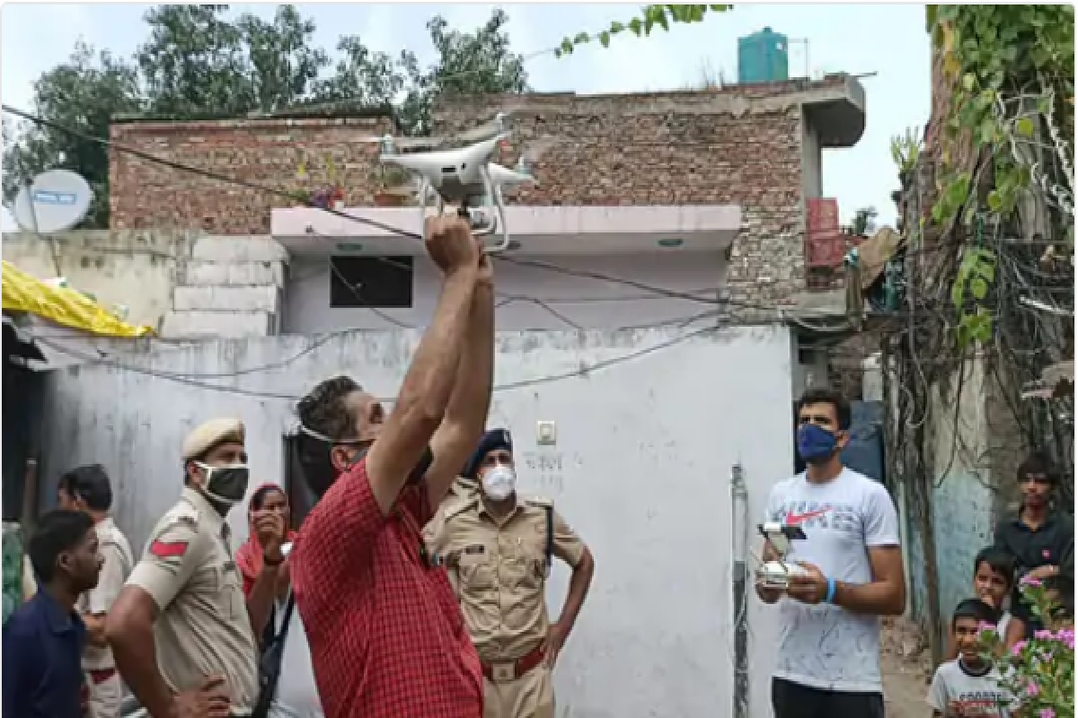 धक्कादायक! पोलिसांवरच केला तलवारीने हल्ला; दोन गटांतील भांडणं सोडवताना जमाव बिथरला