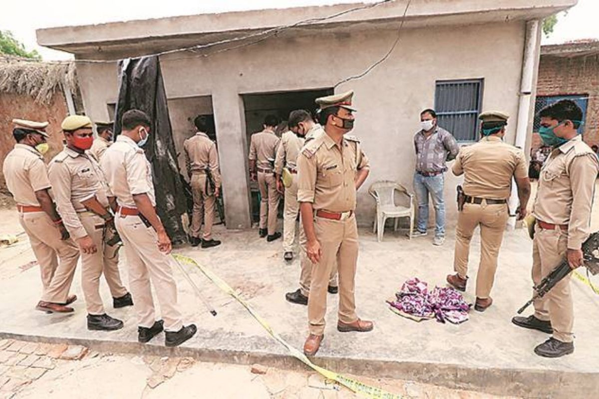 वृद्ध आई-वडिलांना घराबाहेर काढणाऱ्या मुलाला कानपूर पोलिसांचा दणका; असा शिकवला धडा