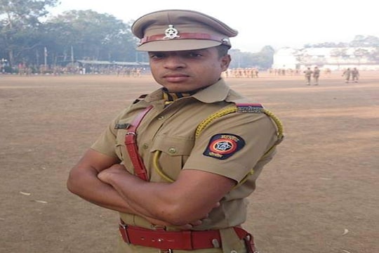 मिलन कुरकुटे (police officer Milan Kurkute) असं निलंबित करण्यात आलेल्या अधिकाऱ्याचं नाव आहे. 