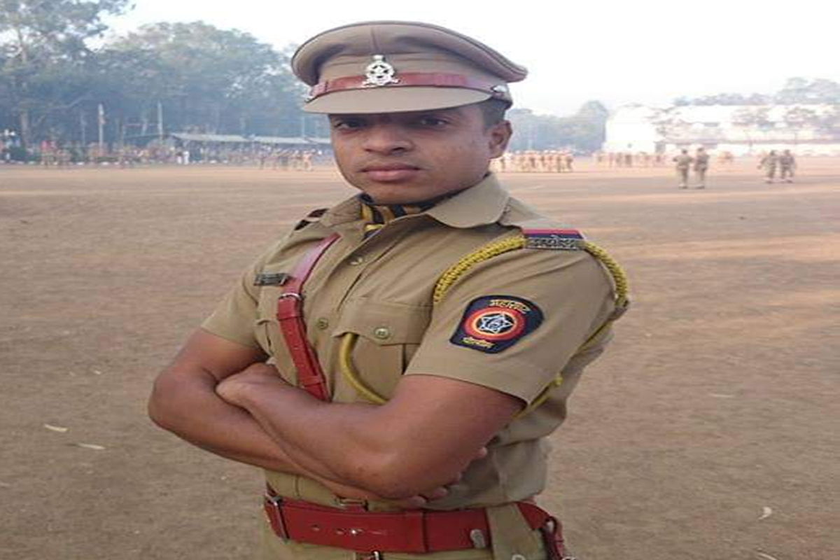 मिलन कुरकुटे (police officer Milan Kurkute) असं निलंबित करण्यात आलेल्या अधिकाऱ्याचं नाव आहे.