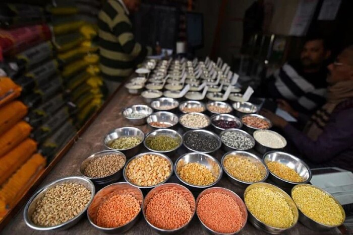 डाळी डाळी हा प्रथिनांचा खूप चांगला स्रोत आहे. डाळींमध्ये प्रथिने मुबलक प्रमाणात आढळतात. अर्धा कप पिवळ्या किंवा हिरव्या डाळींमध्ये सुमारे 8-9 ग्रॅम प्रथिने आढळतात. प्रोटीनसाठी तुम्ही मूग, तूर आणि हरभरा डाळ खाऊ शकता.