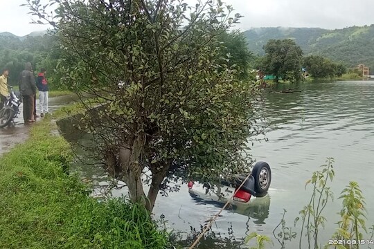 सुदैवाने गाडीच्या पुढच्या बाजूस असलेला त्यांचा मुलगा आणि गाडी चालवत असलेले योगेश यांनी तातडीने गाडीच्या बाहेर उडी मारली. पण, 