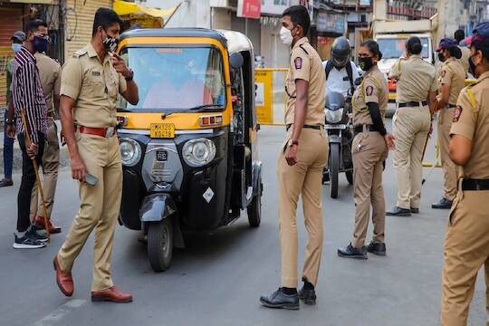 पुण्यात व्यापाऱ्यांना पोलिस, पालिकेचा दणका; 4 नंतरही दुकानं सुरु ठेवणाऱ्यांवर कारवाईचा बडगा