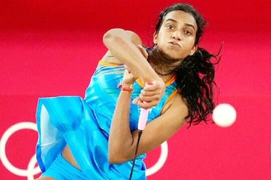 Tokyo Olympics : सुवर्ण स्वप्न भंगल्यावर सिंधू रडली, पण वडिलांच्या VIDEO ने मिळवून दिलं ब्रॉन्झ, Inside Story